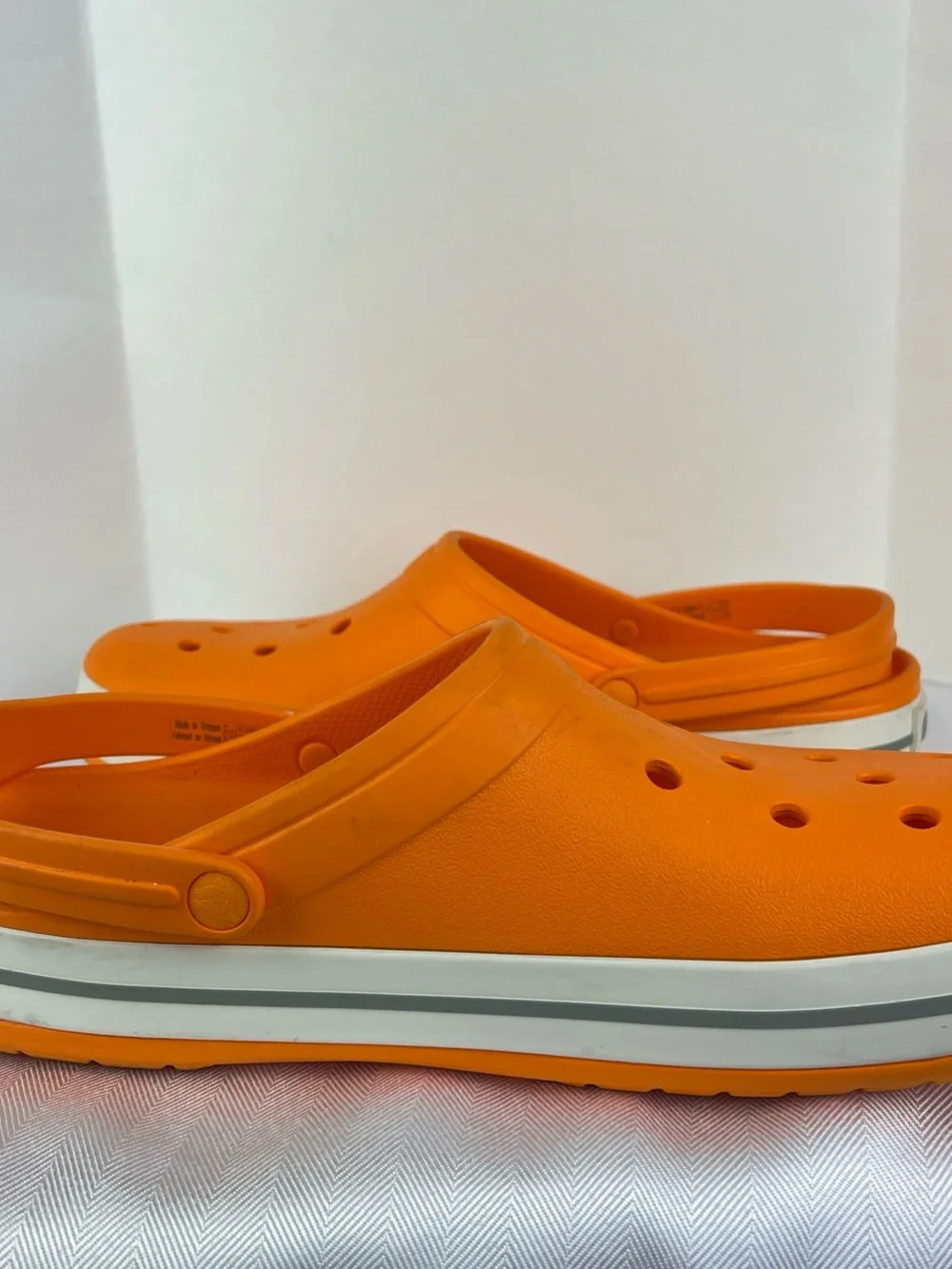 CROCS Crocband in vivid Orange with White-Trim Midsole